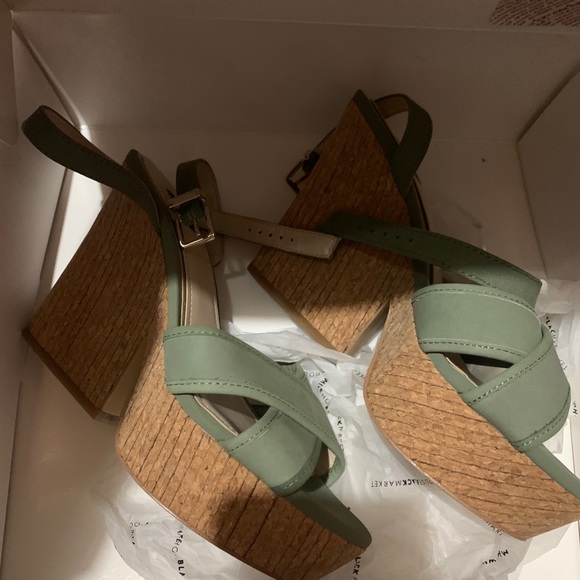 White House Black Market Shoes - Beautiful White House Black Market Sandals